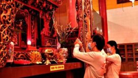 Umat Tionghoa sedang melakukan salah satu ritual ibadah saat Imlek di Klenteng (Foto: Infopublik Komdigi)