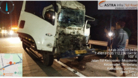 Terjadi kecelakaan di tol Jombang–Mojokerto (Tol Jomo), tepatnya di KM 686+600 B arah barat, Kabupaten Jombang, Jawa Timur, Minggu (8/2/2026) dini hari. Dalam insiden ini satu orang meninggal dunia. Foto: kredonews.com/ elok apriyanto