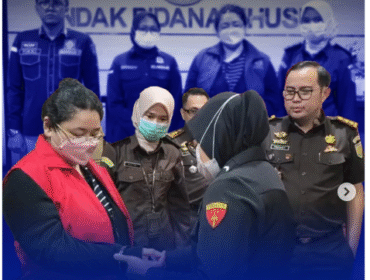 Seorang perempuan berinisial ditangkap Kejaksaan Tinggi jatim di jakarta, sebagai direktur PT Buana Jaya Surya. Kinoi. Kini,  Kejati sudah menahan enam orang tersangkut kasus korupsi Sarpras untuk SMK Jatim, 2017. Foto: Instagram@kejatijatim