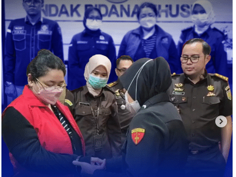 Seorang perempuan berinisial ditangkap Kejaksaan Tinggi jatim di jakarta, sebagai direktur PT Buana Jaya Surya. Kinoi. Kini,  Kejati sudah menahan enam orang tersangkut kasus korupsi Sarpras untuk SMK Jatim, 2017. Foto: Instagram@kejatijatim