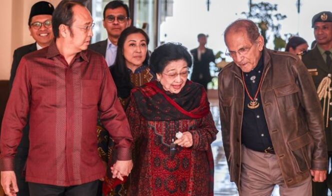 
					Megawati dan Presiden Ramos