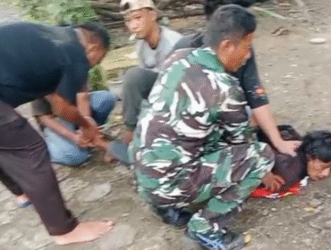 Personel polisis, TNI dan beberapa relawan akhirnya meringkus seorang ODGJ di Desa Budug Sidorejo, Kecamatan Sumobito, Kabupaten Jombang, Jawa Timur,. Ia membawa senjata tajam (sajam) dan meresahkan warga. Foto: kredonews.com/ elok apriyanto
