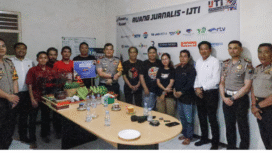 Kapolres Jombang berserta jajaran melakuka selamatan yumpeng memperingti hari Pers, Senin 9 Februari 2026, bersama jajaran wartawan. Foto: kredonews.com/ elok apriyanto