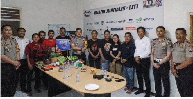 
					Kapolres Jombang berserta jajaran melakuka selamatan yumpeng memperingti hari Pers, Senin 9 Februari 2026, bersama jajaran wartawan. Foto: kredonews.com/ elok apriyanto