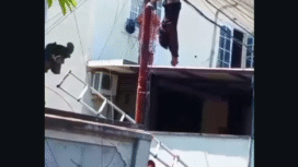 Warga menggunakan tangga memberi pertolongan kepada Tinno Pratama, seorang teknisi pemasang kabel WIFI di Tukad Pancoran, Denpasar. Korban tersengat listrik, kakinya terlilit kabel, hingga badannya terlantung ke bawah. Karena tewrlilit ia bisa selamat, setelah warga memberi pertolongan, Jumat 6 Februari 2026. Foto: Instagram@adei_irawan_dje