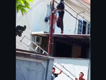 Warga menggunakan tangga memberi pertolongan kepada Tinno Pratama, seorang teknisi pemasang kabel WIFI di Tukad Pancoran, Denpasar. Korban tersengat listrik, kakinya terlilit kabel, hingga badannya terlantung ke bawah. Karena tewrlilit ia bisa selamat, setelah warga memberi pertolongan, Jumat 6 Februari 2026. Foto: Instagram@adei_irawan_dje