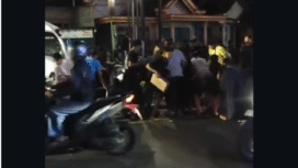 Warga berkerumum memadati lokasi keclekaaan, mereka ikut serta mengangkuti susu kemasan yang berserakan di jalanan, pasca sebuah truk penangkut susus kemasan mengalami kecelakaan di Jalan Raya Ponorogo-Trenggalek tepat di depan SMPN 1 Jetis, Desa Josari, Kecamatan Jetis, Ponorogo, pada Jumat malam (20/2/2026) sekitar pukul 23.00 WIB. . Foto: Instagram@aktualnews.