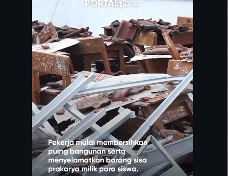 Setelah didera hujan deras, atap bangunan sekolah SDM pamatan 2, Tongas Probolinggo rubuh, Sabtu dini hari 01.00, 14 Februari 2026. Tahun 2024, atap itu mendapat rehabilitasi menggunakan kerangka galvalu, murah tetapi tidak kuat. Foto: Instagram@portalJTV