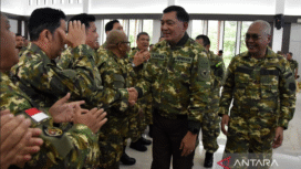 Menteri Pertahanan Sjafrie Sjamsoeddin (keempat kiri) hadiri acara retret PWI, didampingi Ketua Umum Persatuan Wartawan Indonesia (PWI) Pusat Akhmad Munir (kanan). di Pusat Kompetensi Bela Negara, Rumpin, Bogor, Jawa Barat, Sabtu (31/1/2026). Foto: antara