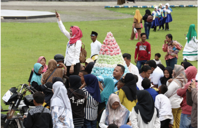 
					Warga masyarakat Jombang masih melestarikan tradisi Grebek Apem untuk menyongsong bulan ramadha. Kams, 12 Februari 2026, arak-arakan Grebek Apem dilaksanakan di alun-alum Jombang. Foto: kredonews.com/ elok apriyanto