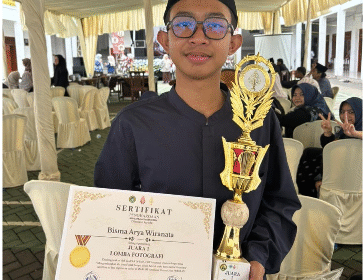 Bisma Arya Wiranata, pelajar SMPI Roushon Fikr, Jombang meraih juara I Lomba Fotografi yang diselenggarakan oleh SMU AB Amanatul Ummah, Pacet Mojokerto. Ia meraih  hadiah uang tunai Rp 500.000, sertipikat dan buah tangan dari panitia. Foto: ist
