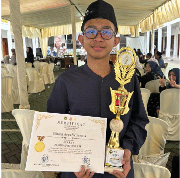 Bisma Arya Wiranata, pelajar SMPI Roushon Fikr, Jombang meraih juara I Lomba Fotografi yang diselenggarakan oleh SMU AB Amanatul Ummah, Pacet Mojokerto. Ia meraih  hadiah uang tunai Rp 500.000, sertipikat dan buah tangan dari panitia. Foto: ist