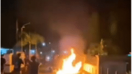 Warga Plandaan berhasil menyergap tersangka pelaku pencurian motor, bahkan karena emosi membakar motor yang dikendarai pelaku warga Ploso, Jombang, Kamis 19 Februari 2026. Foto: kredonews.com/ elok apriyanto 