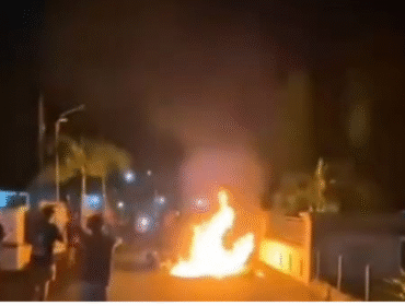 Warga Plandaan berhasil menyergap tersangka pelaku pencurian motor, bahkan karena emosi membakar motor yang dikendarai pelaku warga Ploso, Jombang, Kamis 19 Februari 2026. Foto: kredonews.com/ elok apriyanto 