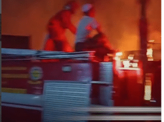 Terjadi kebakaran besar menimpa ponpes Miftahul Ulum, Pamekasan, Madura, mulai Jumat malam dan baru bisa diatasi hingga Sabtu dini hari, 6-7 Februari 2026. Foto: Instagram@portalJTV