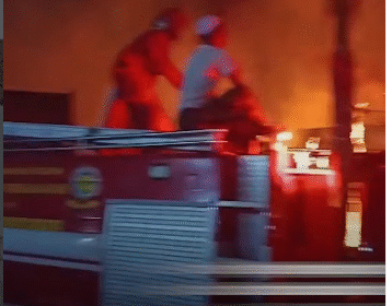 Terjadi kebakaran besar menimpa ponpes Miftahul Ulum, Pamekasan, Madura, mulai Jumat malam dan baru bisa diatasi hingga Sabtu dini hari, 6-7 Februari 2026. Foto: Instagram@portalJTV