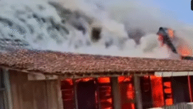 Desa Sumberagung, Kecamatan Jaken, Kabupaten Pati, Jawa Tengah, hangus dilalap api pada Kamis pagi, 5 Feberuari 2026. 
sekitar pukul 08.00 WIB,. Kebakaran terjadi karena anaknya marah soal warisan dan membakar rumah tersebut. Foto: gakorpan.com