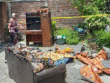 Ada sofa, TV dan beberapa barang milik Sunraya, 57, akibat dibakar oleh mantan suaminya Mujairto, 67, karena sakit hati tidak mau bercerai. Foto: ist