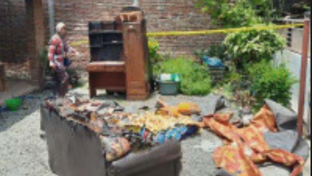 Ada sofa, TV dan beberapa barang milik Sunraya, 57, akibat dibakar oleh mantan suaminya Mujairto, 67, karena sakit hati tidak mau bercerai. Foto: ist