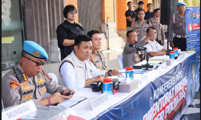 
					Kapolda bali menyelenggarakan konferensi pers, Sabtu, 7 Februari, menggelar penangkap dua kali penangkap usaha memassukan Narkoba ker Bali lewat pelabuhan Gilimanik. Foto: Instagam@iwaobali
