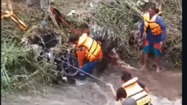 Tim BPBD dam SAR telah berhasil menemukan korban dan motor pelajar SMA 12 Semarang yang meninggal akibat terseret banir akibat tanggul Mijen Semarang jebol. Foto: Instagram_bangasep_cangkiran