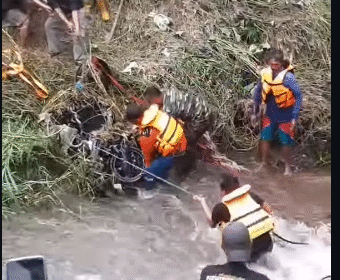 Tim BPBD dam SAR telah berhasil menemukan korban dan motor pelajar SMA 12 Semarang yang meninggal akibat terseret banir akibat tanggul Mijen Semarang jebol. Foto: Instagram_bangasep_cangkiran