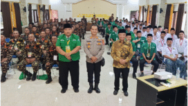 Sebanyak 200
instruktur.dan pelatih Barisan Ansor Serbaguna (Banser) dari seluruh Indonesia yang merupakan peserta pembekalan komunikasi publik berfoto bersama Hermawanto (Moderator/kiri) serta para pembicara tamu yakni AKP Yulianto (tengah) dan AM Putut Prabantoro (kanan). Pembekalan diadakan di SPN Polda DIY. Imogiri, Bantul, Yogyakarta, Sabtu (14/02/2026). Foto: Ist