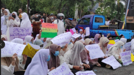 Santri ponpes Pondok Pesantren Ushulul Hikmah Al-Ibrohimi di Manyar, Gresik, menggelar unjuk rasa damai di Kantor Kejaksaan Negeri (Kejari) Gresik pada Jumat, 13 Februari 2026.  Foto: beritalima.id