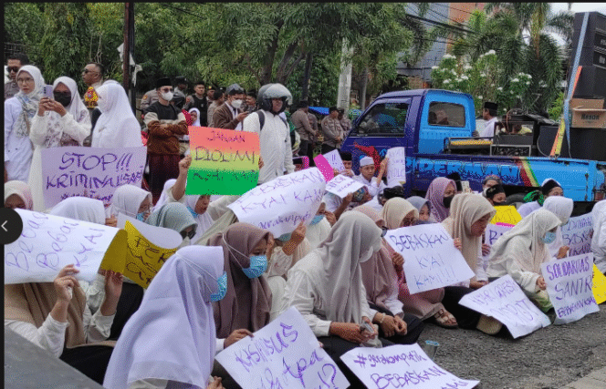 
					Santri ponpes Pondok Pesantren Ushulul Hikmah Al-Ibrohimi di Manyar, Gresik, menggelar unjuk rasa damai di Kantor Kejaksaan Negeri (Kejari) Gresik pada Jumat, 13 Februari 2026.  Foto: beritalima.id
