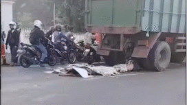 Tragis tiga remaja pelajar SMP do Probolinggi, berkendaraan tanpa helm bonceng tiga. Kendaraan yang mereka kendarai menyerempt truk, oleng hingga masuk ke kolong, meninggal dunia di tempat, Selasa sore, 10 Februari 2026. Foto: Instagram@bolinggodotco