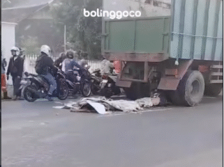 Tragis tiga remaja pelajar SMP do Probolinggi, berkendaraan tanpa helm bonceng tiga. Kendaraan yang mereka kendarai menyerempt truk, oleng hingga masuk ke kolong, meninggal dunia di tempat, Selasa sore, 10 Februari 2026. Foto: Instagram@bolinggodotco
