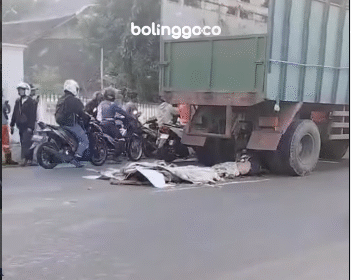 Tragis tiga remaja pelajar SMP do Probolinggi, berkendaraan tanpa helm bonceng tiga. Kendaraan yang mereka kendarai menyerempt truk, oleng hingga masuk ke kolong, meninggal dunia di tempat, Selasa sore, 10 Februari 2026. Foto: Instagram@bolinggodotco