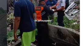 Petugas KA bersama BPBD Demak, melakukan pemeriksaan kecelakaan antara rangkain KA di Mrangen, Demak, pukul 09.15, Sabtu 14 Februari 2026. Foto: Instagram@kejadiangayamsari