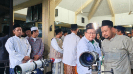 Bupati mGresik bersama tim LFNU melakukan teropong hilal di bukit  Bukit Condrodipo, Desa Kembangan, Kecamatan Kebomas, Selasa (17/2) sore.