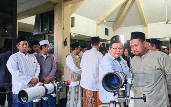 
					Bupati mGresik bersama tim LFNU melakukan teropong hilal di bukit  Bukit Condrodipo, Desa Kembangan, Kecamatan Kebomas, Selasa (17/2) sore.