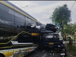 Human error atau kecerobohan menjadi penyebab utama kecelakaan, termasuk dalam kasus kecelakaan anatar sebuah truk Fuso  bertrabakan dengan bus wisata Pringgodani Putra, yang terjadi di Wiongsorejo, Banyuwangi, Kamis, 19 Febaruari 2026. Foto: tribunnews.com
