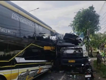 Human error atau kecerobohan menjadi penyebab utama kecelakaan, termasuk dalam kasus kecelakaan anatar sebuah truk Fuso  bertrabakan dengan bus wisata Pringgodani Putra, yang terjadi di Wiongsorejo, Banyuwangi, Kamis, 19 Febaruari 2026. Foto: tribunnews.com