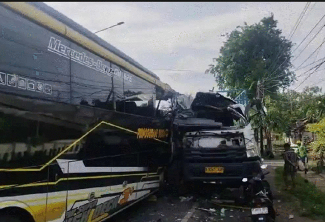 
					Human error atau kecerobohan menjadi penyebab utama kecelakaan, termasuk dalam kasus kecelakaan anatar sebuah truk Fuso  bertrabakan dengan bus wisata Pringgodani Putra, yang terjadi di Wiongsorejo, Banyuwangi, Kamis, 19 Febaruari 2026. Foto: tribunnews.com