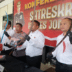 Polisi Polres Jombang mem=nyita barang bukti beberapa celurit ada yang berukuran 1,5 m, serta bondet alias bom ikam, dalam pegamanan konvosi pesilat, Sabtu malam, 31   Januari 2026. Foto: kredinews.com/ elok apriyanto