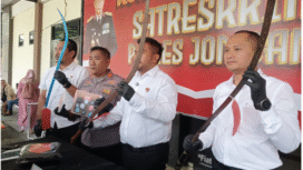 Polisi Polres Jombang mem=nyita barang bukti beberapa celurit ada yang berukuran 1,5 m, serta bondet alias bom ikam, dalam pegamanan konvosi pesilat, Sabtu malam, 31   Januari 2026. Foto: kredinews.com/ elok apriyanto
