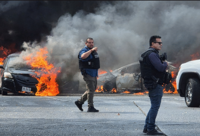 
					Mirip adegan di film-film saat militer Meksiko melakukan operasi militer di markas besar Nemesio Oseguera Cervantes alias El Mencho , pemimpin Kartel Jalisco New Generation (CJNG), Minggu 22 Februari 2026. Foto: cnn