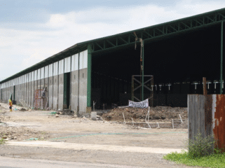  Jadi sorotan warga, bangunan giudang CV Terang Buana di Mojoagung Jombang. Foto: kredonews.com, elok apriyanto
