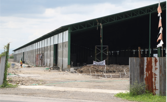 
					 Jadi sorotan warga, bangunan giudang CV Terang Buana di Mojoagung Jombang. Foto: kredonews.com, elok apriyanto
