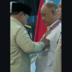 Presiden Prbaowo Subianto sematkan tanda jasa berupa Bintang Jasa Urama kepada Kepala BGN, Prof Dr Dandan Hindayana, dis ela-sela peresmian 1.179 Satuan Pelayanan Pemenuhan Gizi (SPPG) Polri dan 18 gudang ketahanan pangan di Polres Metro Jakarta Barat. Foto: Instagram@arie_ngetren