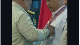 Presiden Prbaowo Subianto sematkan tanda jasa berupa Bintang Jasa Urama kepada Kepala BGN, Prof Dr Dandan Hindayana, dis ela-sela peresmian 1.179 Satuan Pelayanan Pemenuhan Gizi (SPPG) Polri dan 18 gudang ketahanan pangan di Polres Metro Jakarta Barat. Foto: Instagram@arie_ngetren