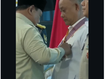 Presiden Prbaowo Subianto sematkan tanda jasa berupa Bintang Jasa Urama kepada Kepala BGN, Prof Dr Dandan Hindayana, dis ela-sela peresmian 1.179 Satuan Pelayanan Pemenuhan Gizi (SPPG) Polri dan 18 gudang ketahanan pangan di Polres Metro Jakarta Barat. Foto: Instagram@arie_ngetren