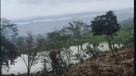 Di kawasan bencana tanah bergerak di desa Padasari, Tegal, Jawa Tengah, kini terbentuk dau kecil arau reservoir. BPBD Ingatkan, munculnya reservoir itu berbahaya, karena bisa menimbulkan longsoran. Foto: ist