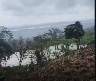 Di kawasan bencana tanah bergerak di desa Padasari, Tegal, Jawa Tengah,  kini terbentuk dau kecil arau reservoir. BPBD Ingatkan, munculnya reservoir itu berbahaya, karena bisa menimbulkan longsoran. Foto: ist