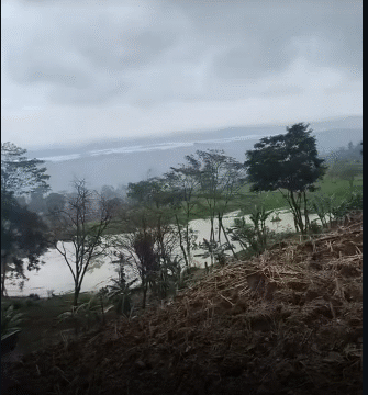 Di kawasan bencana tanah bergerak di desa Padasari, Tegal, Jawa Tengah,  kini terbentuk dau kecil arau reservoir. BPBD Ingatkan, munculnya reservoir itu berbahaya, karena bisa menimbulkan longsoran. Foto: ist