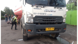 Truk tangki menyeruduk keras motor sedang berhenti ditkendarai Astutik, 37, di parkir di Embong Miring, Desa Denanyar, Kecamatan Jombang, Kabupaten Jombang, Jumat (20/2/2026) pagi. Foto: kredonews.com/ elok apritanto